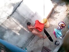 കറുത്ത സ്ത്രീ ഒരു വെള്ളക്കാരന്റെ യോനിയിലേക്ക് ആകർഷിക്കപ്പെടുന്നു.